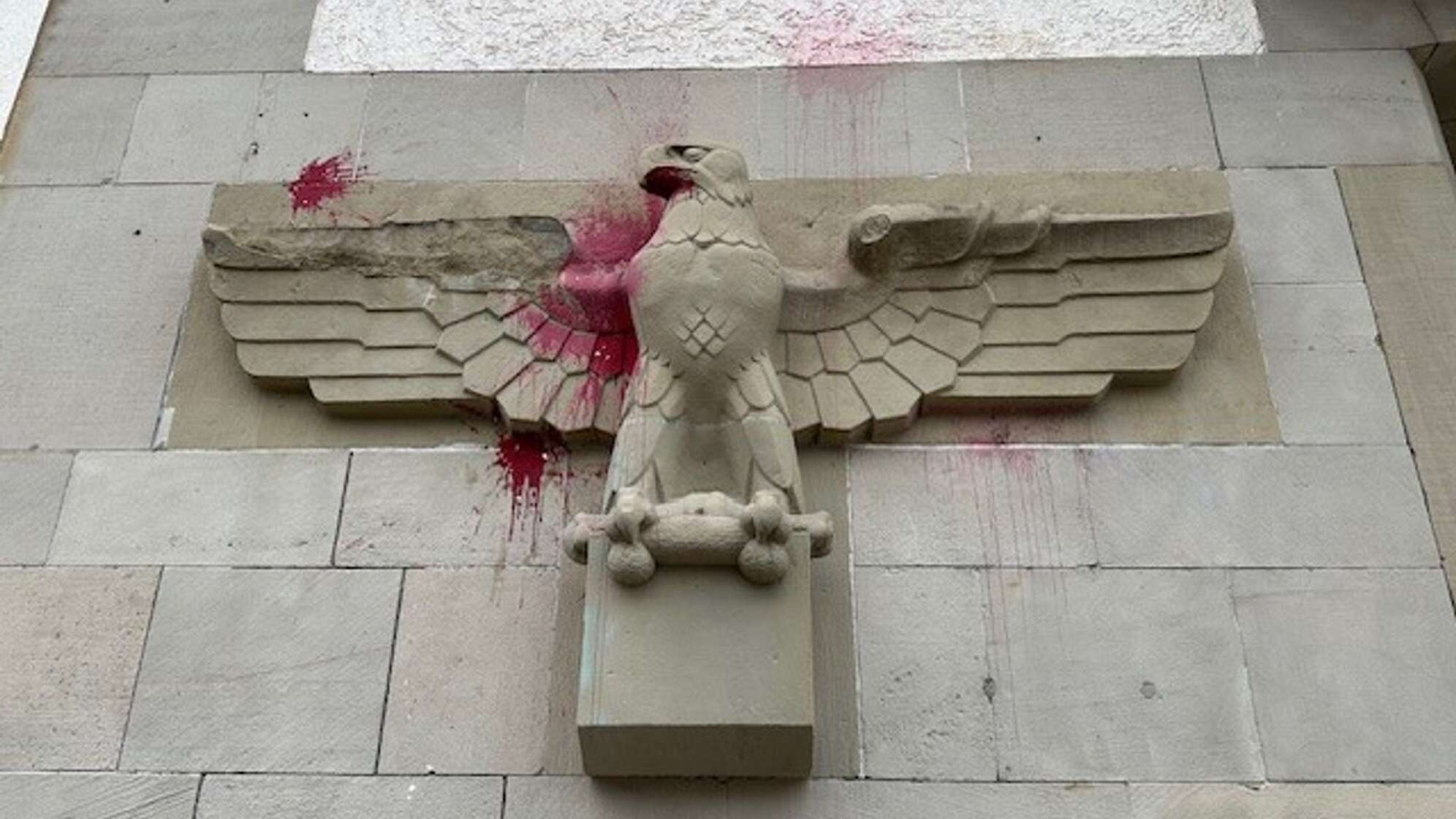 Reichsadler am Finanzamt Ulm beschädigt