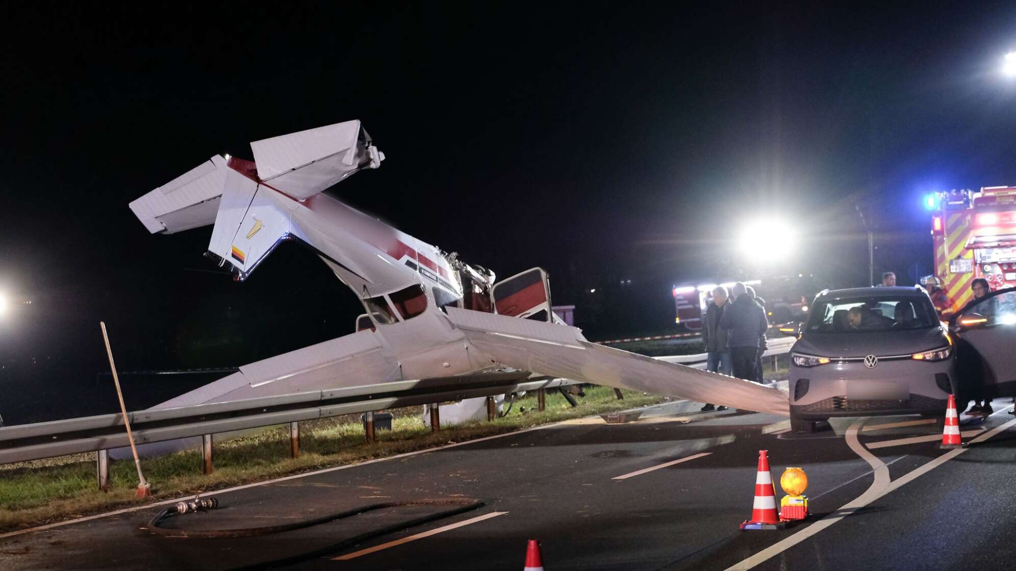 Kleinflugzeug stürzt auf Straße