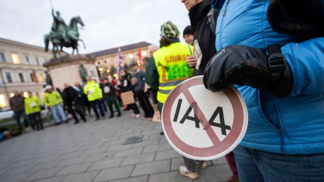 Protest vor Münchner Stadtratsentscheidung zu Automesse IAA