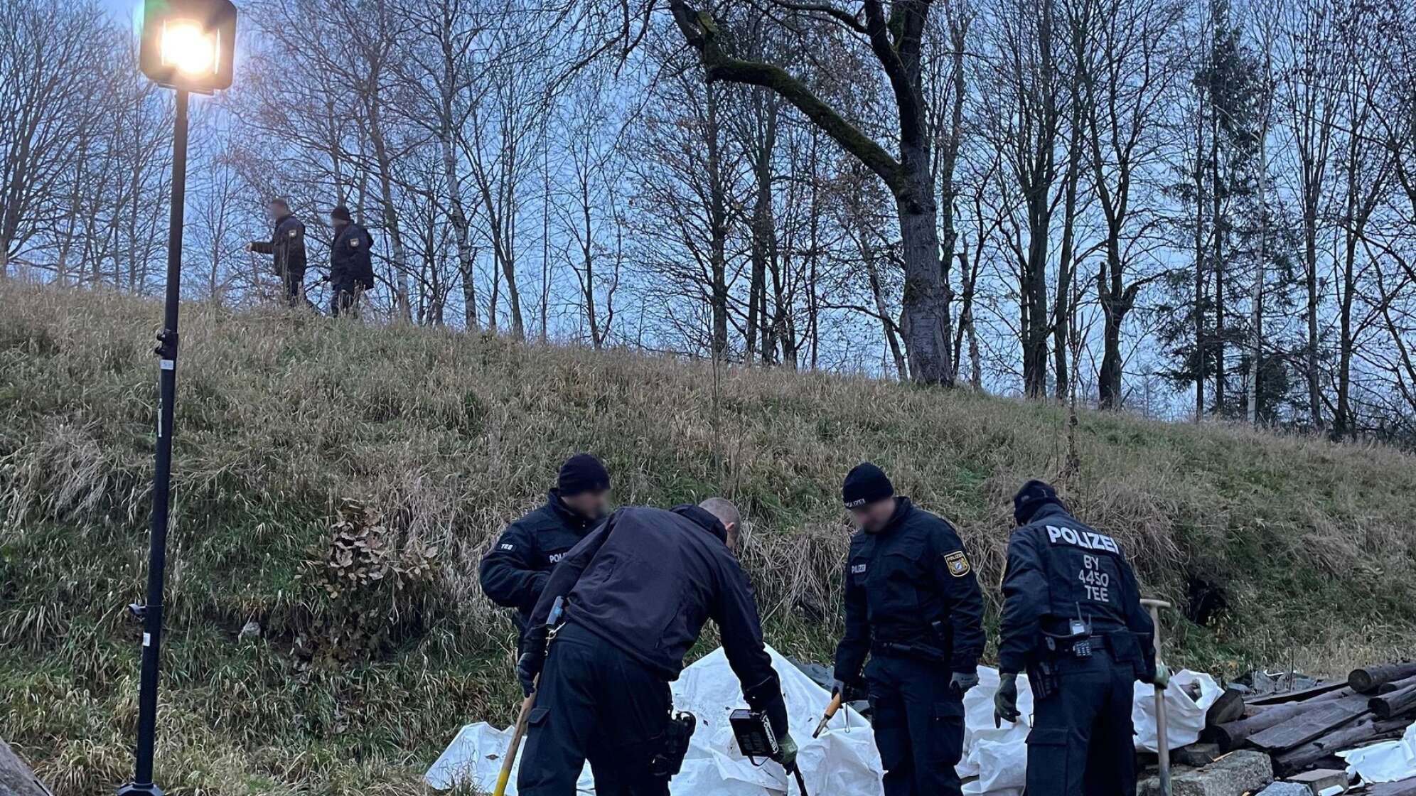 Ermittler durchsuchen Hof in Oberfranken nach Waffen