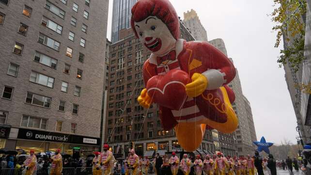 Pitschnasse Thanksgiving-Parade schwebt durch New York