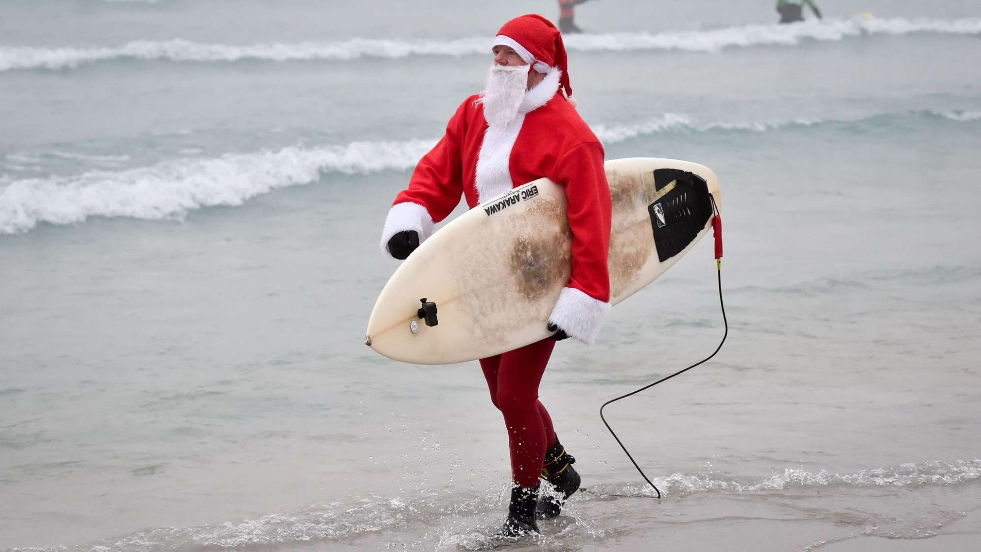 Surfender Weihnachtsmann in England