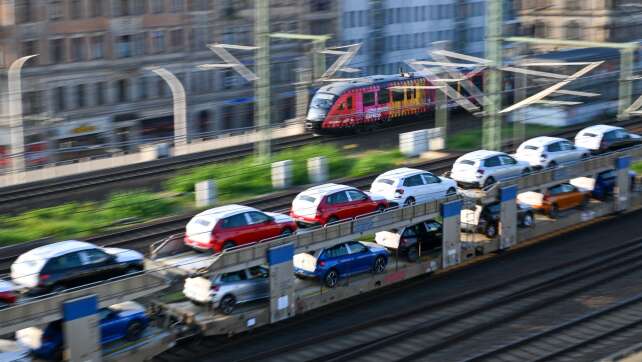 Analyse: Gewinn deutscher Autobauer bricht um Hälfte ein