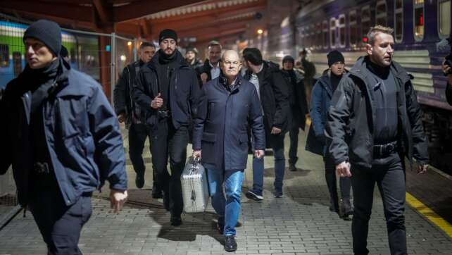 Koffer statt Ledertasche? Spekulationen über Kanzler-Gepäck